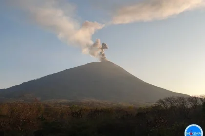 Gunung Ili Lewotolok erupsi pada Minggu, 6 September 2026.