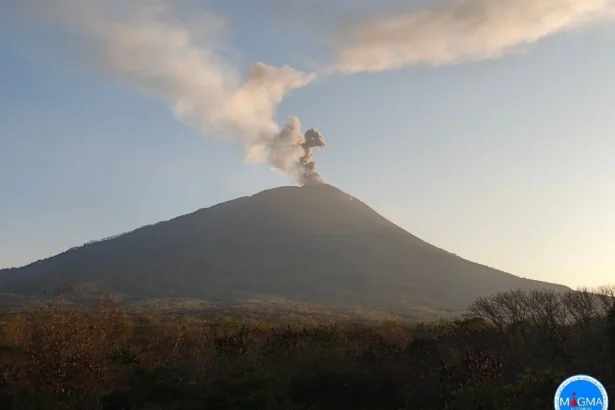 Gunung Ili Lewotolok erupsi pada Minggu, 6 September 2026.
