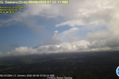 Gunung Semeru kembali erupsi pada 6 September 2026.