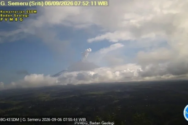 Gunung Semeru kembali erupsi pada 6 September 2026.