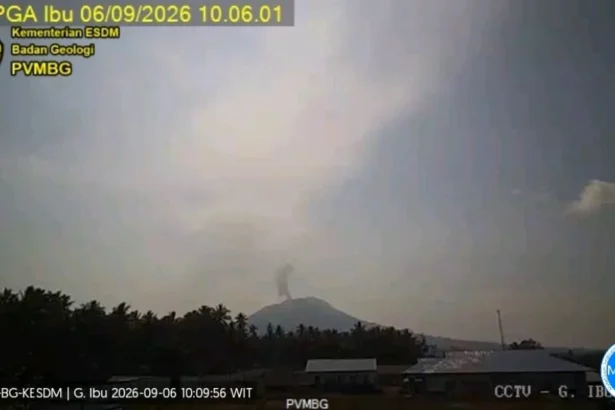 Erupsi Gunung Ibu, Halmahera Barat, Maluku Utara, Minggu, 6 September 2026.