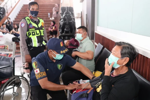 Personel Polsubsektor Terminal 2 Polresta Bandara Soetta memberikan pelayanan kepada pengguna jasa bandara, Minggu, 6 September 2026.
