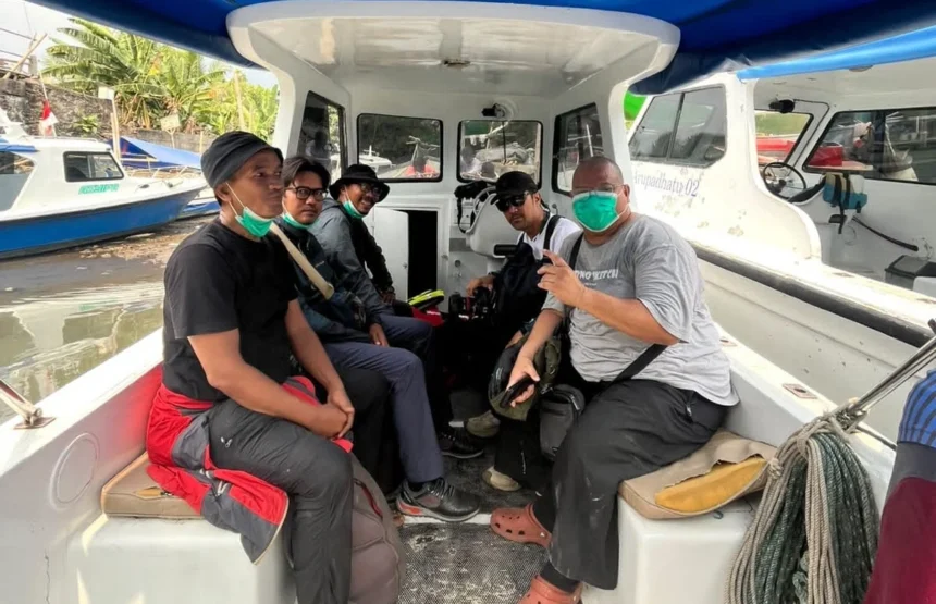 Foto terakhir lima jurnalis fotografer sebelum melakukan peliputan aktivitas Erupsi Gunung Anak Krakatau. (Sumber: Istimewa)