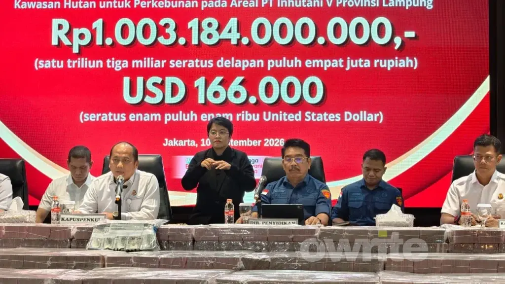 Kapuspenkum Anang Supriatna (kemeja putih) Dirdik Jampidsus Saeful Bahri Siregar (kemeja biru gelap). (Sumber: Owrite/Rahmat Baihaqi)