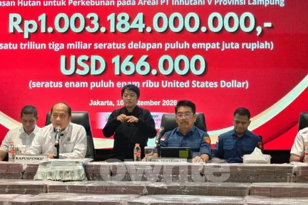 Kapuspenkum Anang Supriatna (kemeja putih) Dirdik Jampidsus Saeful Bahri Siregar (kemeja biru gelap). (Sumber: Owrite/Rahmat Baihaqi)