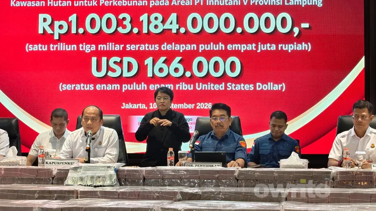 Kapuspenkum Anang Supriatna (kemeja putih) Dirdik Jampidsus Saeful Bahri Siregar (kemeja biru gelap). (Sumber: Owrite/Rahmat Baihaqi)