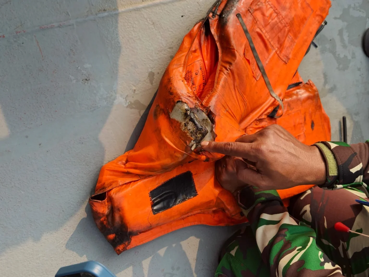 Salah satu temuan life jacket saat operasi pencarian lima jurnalis fotografer di perairan Selat Sunda, Pandeglang, Banten. (Sumber: Basarnas)