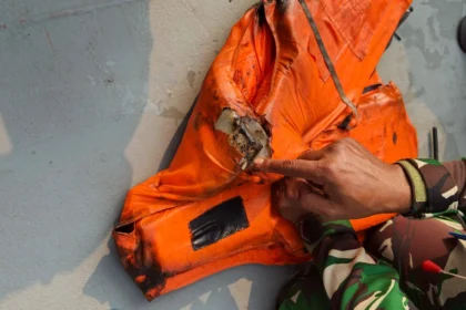 Salah satu temuan life jacket saat operasi pencarian lima jurnalis fotografer di perairan Selat Sunda, Pandeglang, Banten. (Sumber: Basarnas)