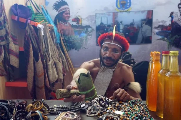 Masyarakat adat menunjukkan hasil tembakau dari Papua Pegunungan pada kegiatan PAPEDA Summit 2026 di Kota Sorong. ANTARA FOTO/Olha Mulalinda