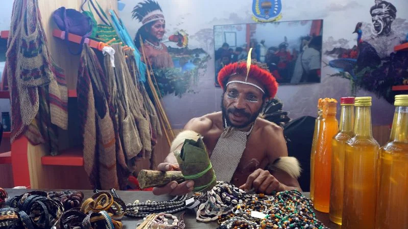 Masyarakat adat menunjukkan hasil tembakau dari Papua Pegunungan pada kegiatan PAPEDA Summit 2026 di Kota Sorong. ANTARA FOTO/Olha Mulalinda