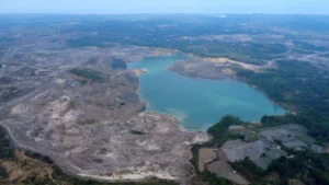 Foto udara lokasi bekas tambang yang sebelumnya di kuasai oleh PT Singlurus Pratama di Taman Hutan Raya Bukit Soeharto, Samboja, Kutai Kertanegara, Kalimantan Timur.