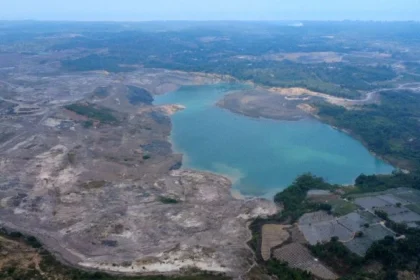 Foto udara lokasi bekas tambang yang sebelumnya di kuasai oleh PT Singlurus Pratama di Taman Hutan Raya Bukit Soeharto, Samboja, Kutai Kertanegara, Kalimantan Timur.