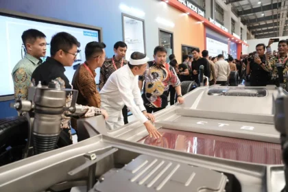 Gubernur Jawa Barat Dedi Mulyadi (baju putih) dalam peresmian fasilitas produksi pabrik BYD Indonesia di Subang Smartpolitan Industrial Park, Kamis, 3 September 2026.