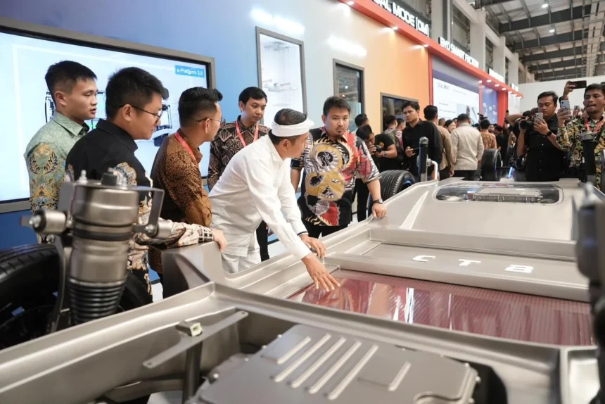Gubernur Jawa Barat Dedi Mulyadi (baju putih) dalam peresmian fasilitas produksi pabrik BYD Indonesia di Subang Smartpolitan Industrial Park, Kamis, 3 September 2026.