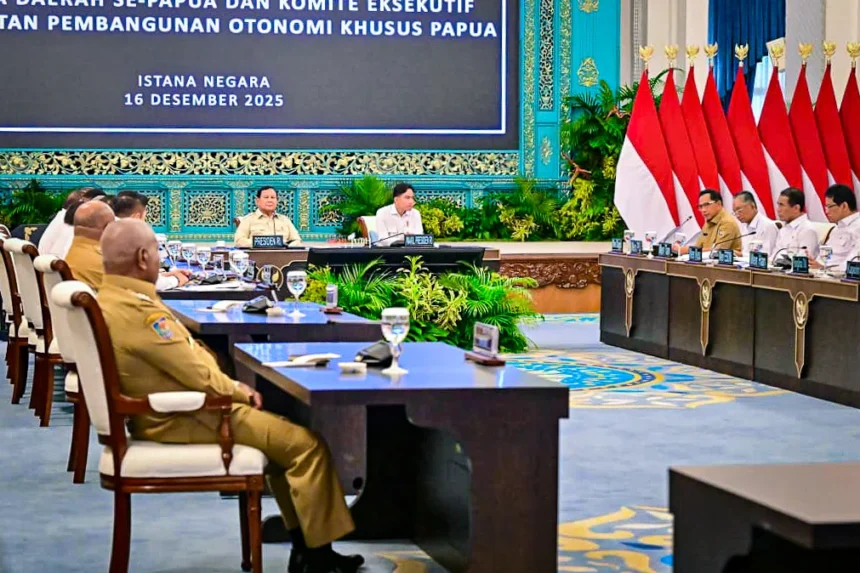 Presiden Prabowo Subianto memberikan pengarahan kepada Kepala Daerah se-Papua serta Komite Eksekutif Percepatan Pembangunan Otonomi Khusus Papua di Istana Negara, Jakarta, pada Selasa, 16 Desember 2025.
