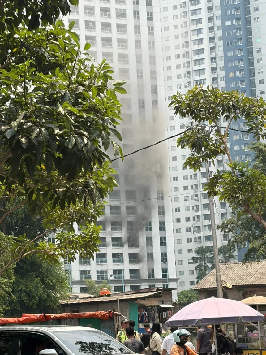 Kebakaran terjadi di lantai 5 Apartemen Pavilion, Tanah Abang, Jakarta Pusat. 4 September 2026.