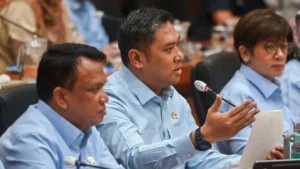 Kepala Badan Gizi Nasional (BGN) Sudaryono (tengah) didampingi Wakil Kepala BGN Trenggono (kiri) dan Agustina Arumsari (kanan) menyampaikan paparan saat rapat kerja dengan Komisi IX DPR di Kompleks Parlemen, Senayan, Jakarta.