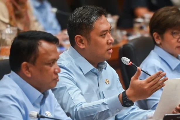 Kepala Badan Gizi Nasional (BGN) Sudaryono (tengah) didampingi Wakil Kepala BGN Trenggono (kiri) dan Agustina Arumsari (kanan) menyampaikan paparan saat rapat kerja dengan Komisi IX DPR di Kompleks Parlemen, Senayan, Jakarta.