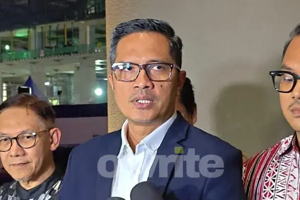 Febri Diansyah, kuasa hukum eks Jampidsus Febrie Adriasnyah, memberikan keterangan usai pemeriksaan kliennya di Kejaksaan Agung, 3 September 2026.