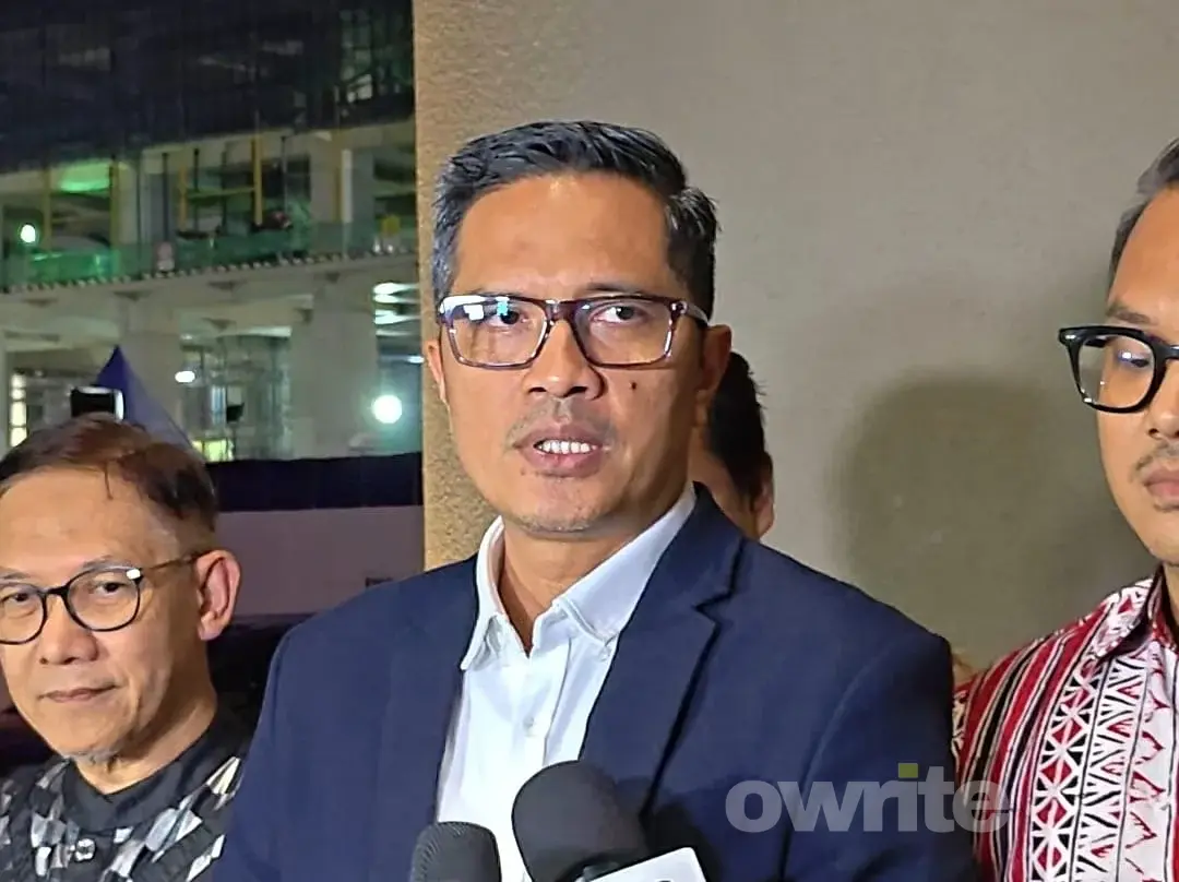 Febri Diansyah, kuasa hukum eks Jampidsus Febrie Adriasnyah, memberikan keterangan usai pemeriksaan kliennya di Kejaksaan Agung, 3 September 2026.
