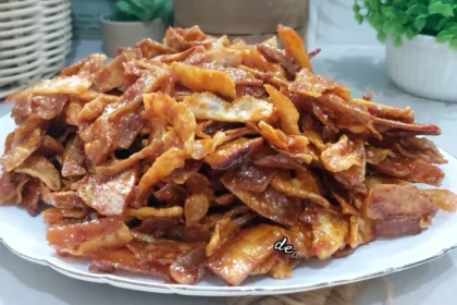 Sepiring manggleng tersaji di meja.