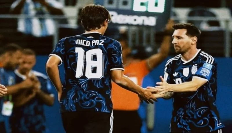 Gelandang Nico Paz dan Lionel Messi.