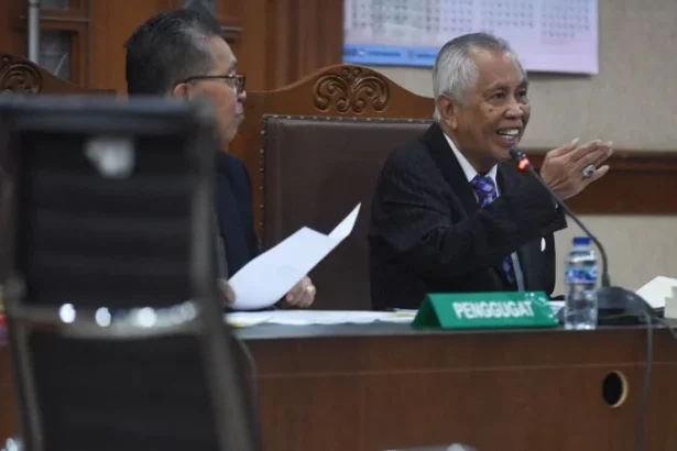 Kuasa hukum dari tersangka kasus dugaan korupsi tata kelola program MBG Lodewyk Pusung, OC Kaligis (kanan) dalam sidang praperadilan.