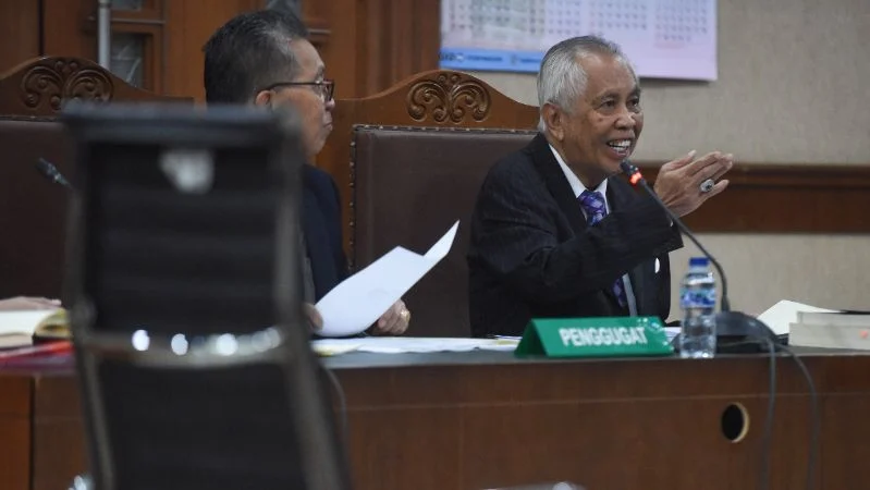 Kuasa hukum dari tersangka kasus dugaan korupsi tata kelola program MBG Lodewyk Pusung, OC Kaligis (kanan) dalam sidang praperadilan.