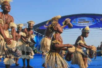 Penari menampilkan Tarian Khui Bea saat pembukaan pra Festival Danau Sentani (FDS) 2026 di Pantai Khalkote.