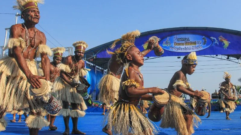 Penari menampilkan Tarian Khui Bea saat pembukaan pra Festival Danau Sentani (FDS) 2026 di Pantai Khalkote.