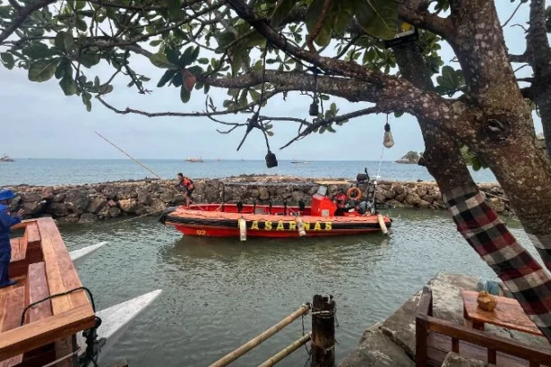Personel Basarnas Banten bersiap untuk operasi SAR hari kedua kapal penumpang hilang kontak.