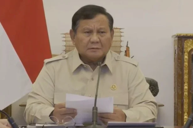 Presiden Prabowo Subianto saat memimpin rapat penanganan sejumlah bencana yang terjadi di Indonesia secara hybrid dari Istana Merdeka. (Foto: YouTube Sekretariat Presiden).