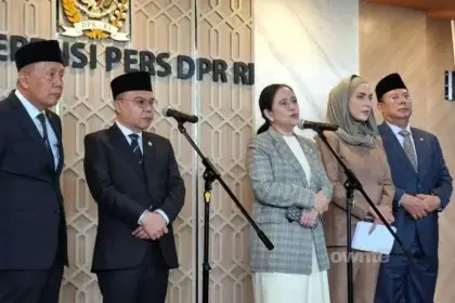 Ketua DPR RI Puan Maharani (tengah).