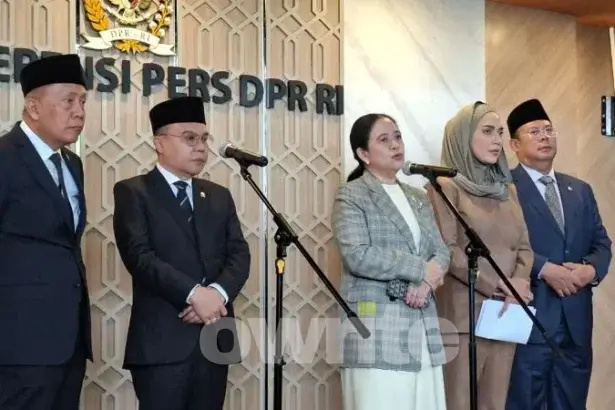 Ketua DPR RI Puan Maharani (tengah).