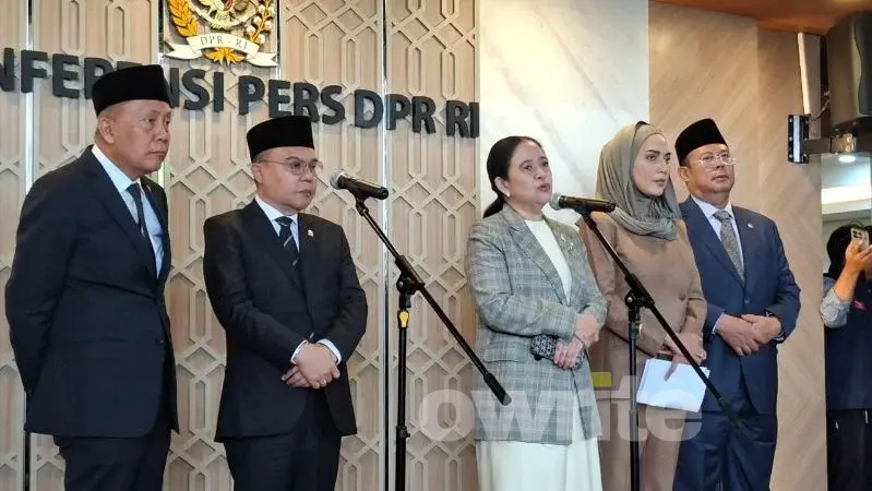 Ketua DPR RI Puan Maharani (tengah).