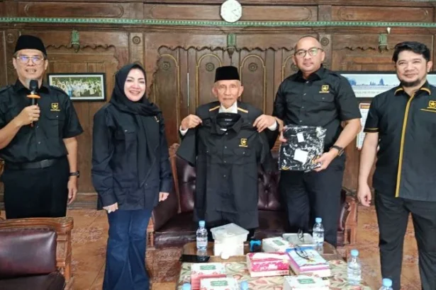 Pendiri Partai Ummat Amien Rais (tengah) dan eks Ketua Umum Partai Ummat Ridho Rahmadi (kanan).