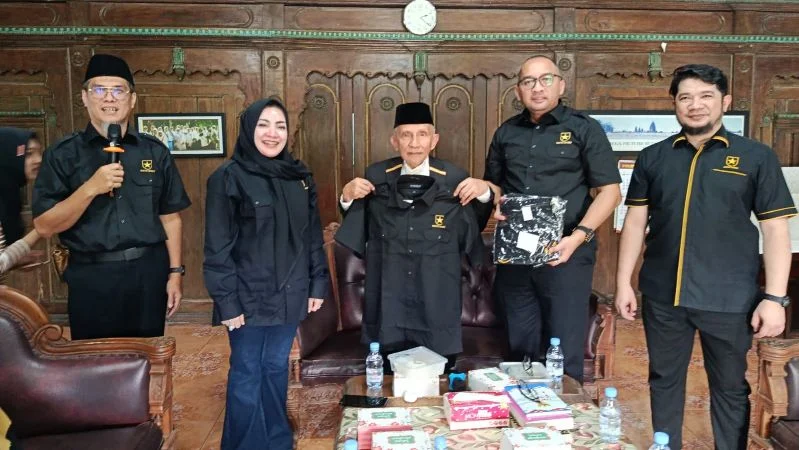 Pendiri Partai Ummat Amien Rais (tengah) dan eks Ketua Umum Partai Ummat Ridho Rahmadi (kanan).