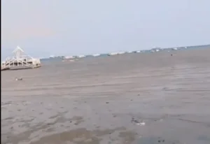 Penampakan air laut yang surut