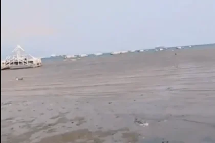 Penampakan air laut yang surut
