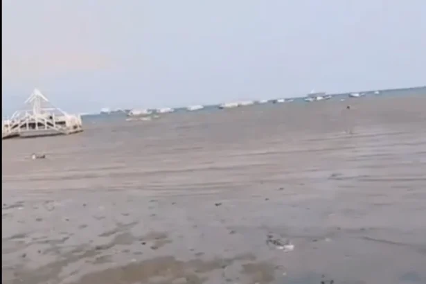 Penampakan air laut yang surut