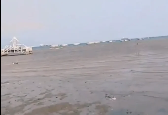 Penampakan air laut yang surut