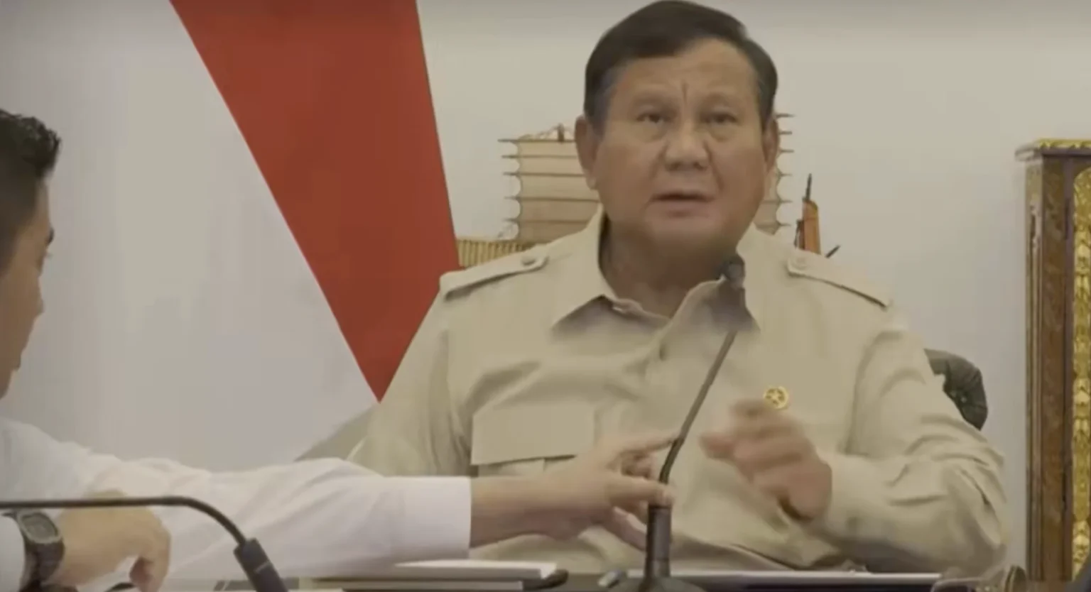 Penampakan Tangan Setkan Teddy arahkan microfon Presiden Prabowo. (Sumber: X/@txtdrimedia)