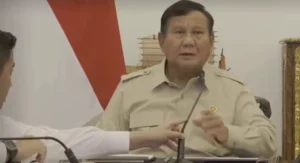 Penampakan Tangan Setkan Teddy arahkan microfon Presiden Prabowo. (Sumber: X/@txtdrimedia)