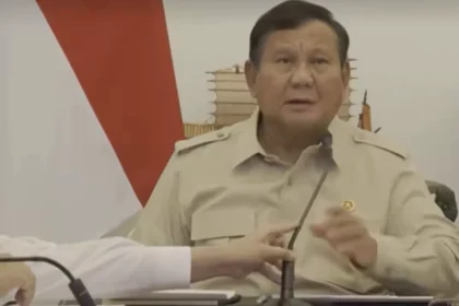 Penampakan Tangan Setkan Teddy arahkan microfon Presiden Prabowo. (Sumber: X/@txtdrimedia)