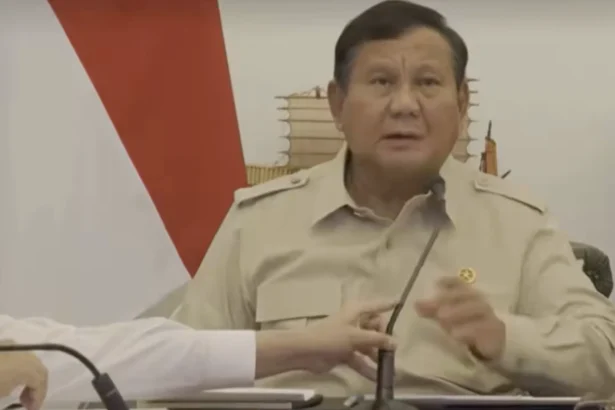 Penampakan Tangan Setkan Teddy arahkan microfon Presiden Prabowo. (Sumber: X/@txtdrimedia)