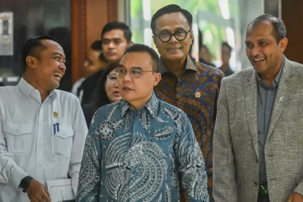 Wakil Ketua DPR RI Sufmi Dasco Ahmad (tengah).