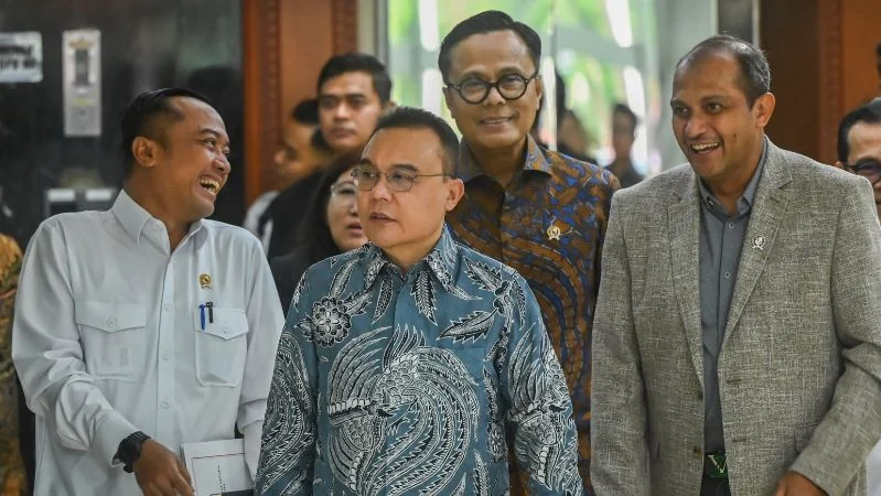 Wakil Ketua DPR RI Sufmi Dasco Ahmad (tengah).