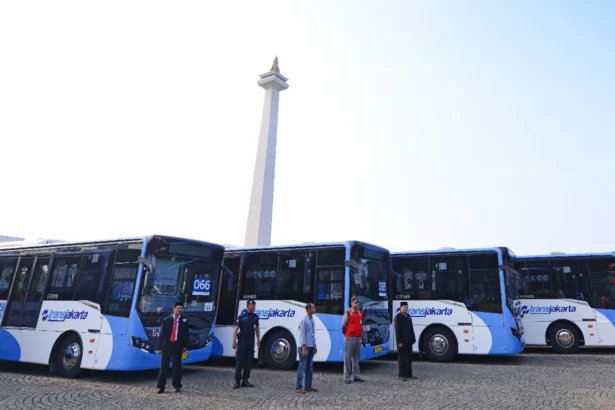 Armada Trans Jakarta bersiap di sekitar Monas, Jakarta Pusat, 2024.