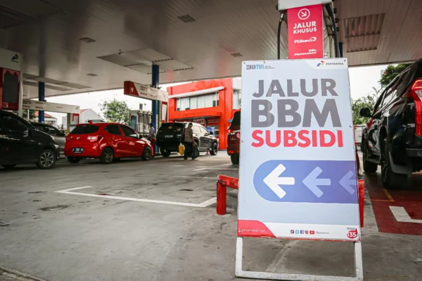 Jalur BBM Subsidi di Salah satu SPBU milik Pertamina. (Sumber: Pertamina)