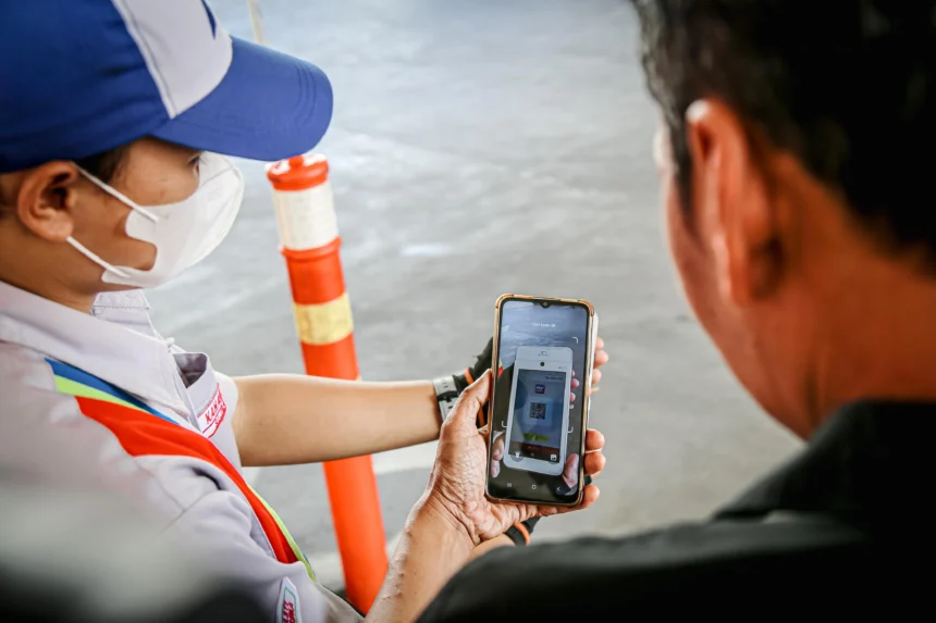 Petugas Pertamina saat layani konsumen membeli BBM di SPBU. (Sumber: Dok. Pertamina)